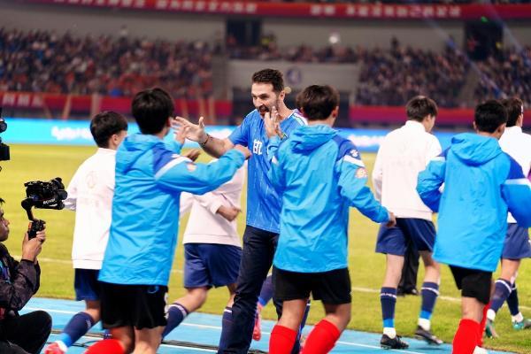 让世界听到邯郸的声音：传奇球星布冯为郸青超冠军颁奖