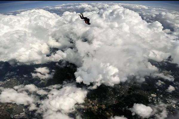 青春无畏，国旗为证：四位中国青年东京上空跳伞为祖国庆生 