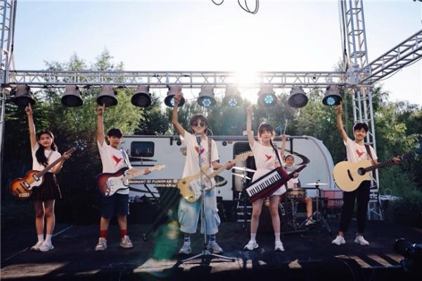 王亚伦《中国少年》MV温暖上线 音乐少年用歌声与行动诠释新时代风采
