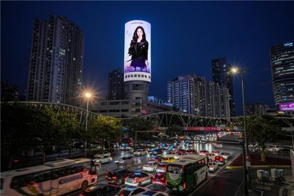 杨幂一不小心“登顶”深圳！凯度整栋楼告白代言人，厨电营销玩出新高度 