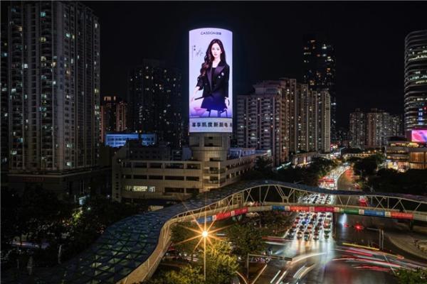 杨幂一不小心“登顶”深圳！凯度整栋楼告白代言人，厨电营销玩出新高度 