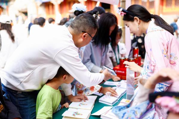 加多宝携手恭王府重磅推出福宝罐，开启国民 “接福” 新仪式