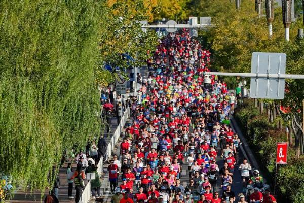 跑出热爱！361°携手唐马见证四冠诞生，专业科技赋能城市奔跑精神 