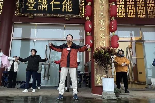 从斯里兰卡到青城山：羊爸爸松果公益在雨雾中为身心“松绑” 