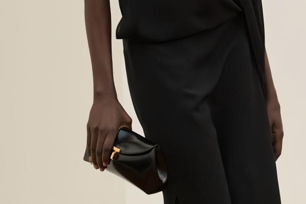 TOTEME 2025秋冬系列推出全新多款T-Lock手袋 