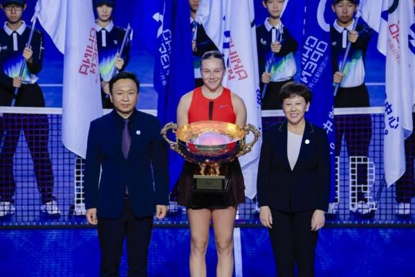 阿尼西莫娃夺得2025中网女单冠军，昆仑山矿泉水见证新王加冕