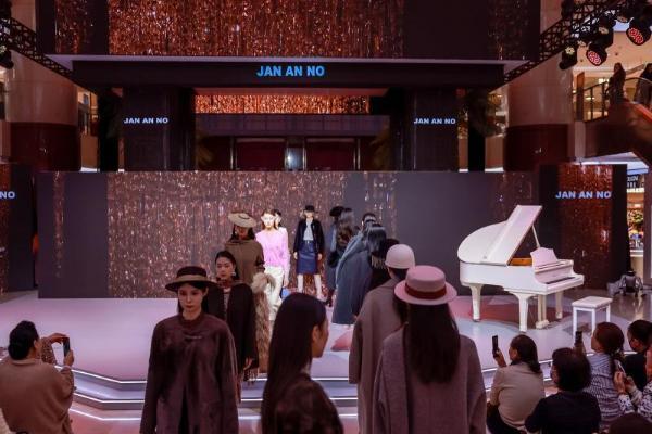 机器人开场 第三届西安时装周在开元商城盛大启幕 