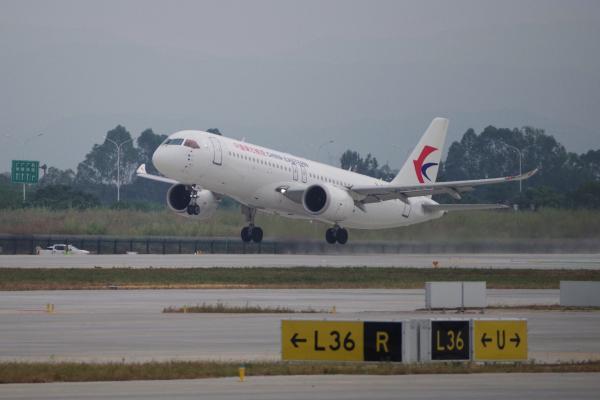 白云机场T3航站楼正式启用 东航C919首班启航 