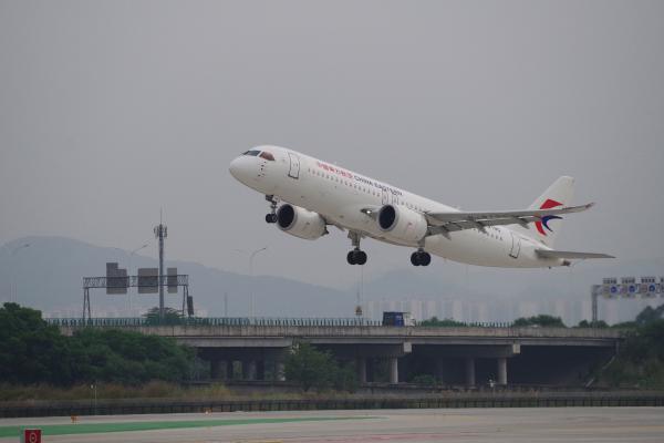 白云机场T3航站楼正式启用 东航C919首班启航 