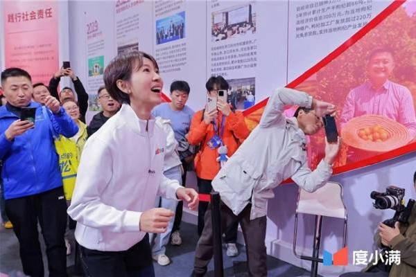2025西安马博会：欧阳夏丹现身度小满展位与跑者互动，备战明日比赛