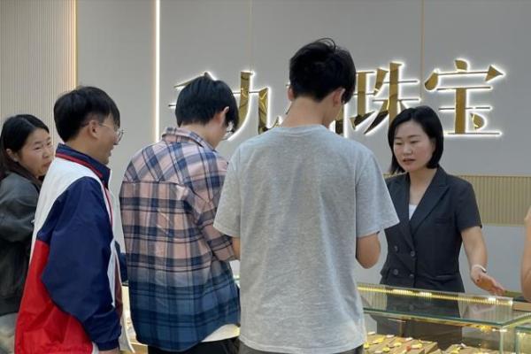 北京黄金批发市场探店：千九福金包银，解锁高性价比购金新方式 