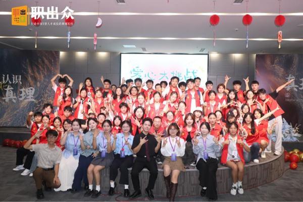 职出众领航国际双语国庆训练营，青年学子表达力华丽升级 