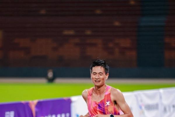 不止运动！问界·2025重庆两江摇滚半程马拉松开跑