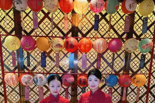 2025国庆中秋“双节”假期收官，东航近2.5万班航班承运超365万旅客 