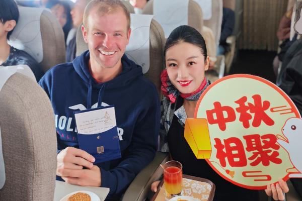 2025国庆中秋“双节”假期收官，东航近2.5万班航班承运超365万旅客 