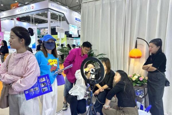 助力美业人用AI制作短视频，开拍荣获2025中国美业年度影响力奖项 