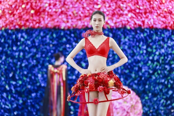 在花彩中爆破，于美术馆内生长：赫本西施与艺术家古原跨界艺术秀启幕 