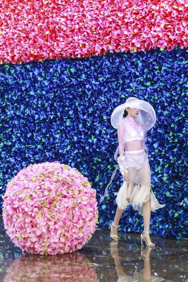 在花彩中爆破，于美术馆内生长：赫本西施与艺术家古原跨界艺术秀启幕 