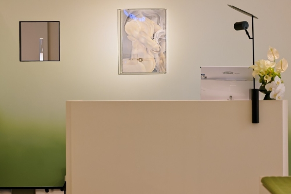 在花彩中爆破，于美术馆内生长：赫本西施与艺术家古原跨界艺术秀启幕 