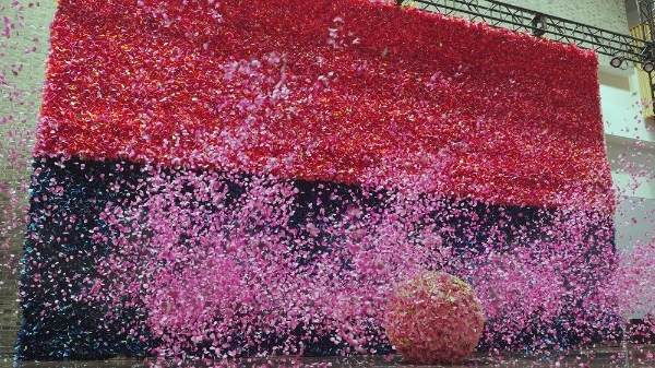 在花彩中爆破，于美术馆内生长：赫本西施与艺术家古原跨界艺术秀启幕 