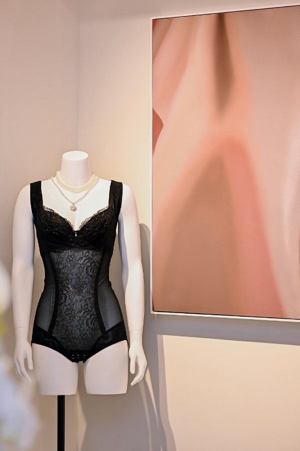 在花彩中爆破，于美术馆内生长：赫本西施与艺术家古原跨界艺术秀启幕 