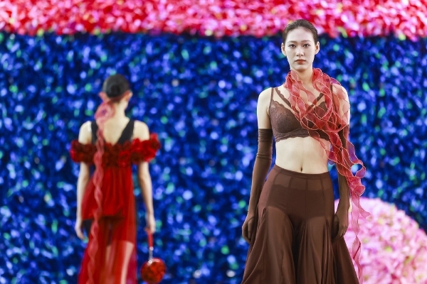 在花彩中爆破，于美术馆内生长：赫本西施与艺术家古原跨界艺术秀启幕 