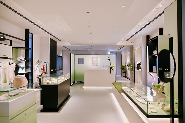 在花彩中爆破，于美术馆内生长：赫本西施与艺术家古原跨界艺术秀启幕 