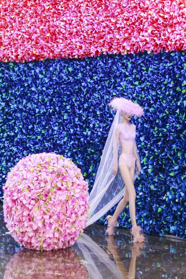 在花彩中爆破，于美术馆内生长：赫本西施与艺术家古原跨界艺术秀启幕 