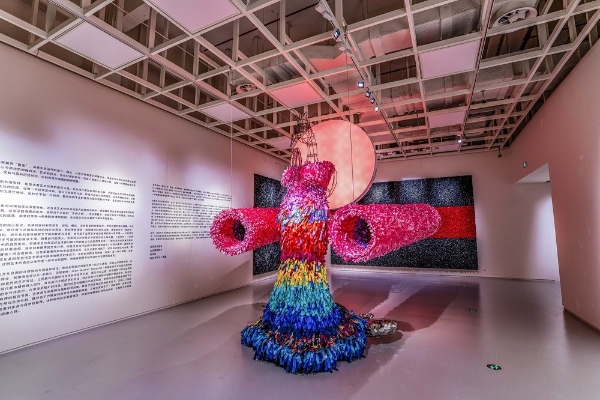 在花彩中爆破，于美术馆内生长：赫本西施与艺术家古原跨界艺术秀启幕 