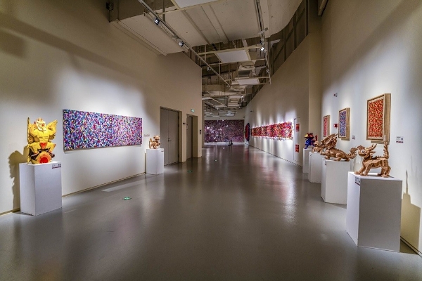 在花彩中爆破，于美术馆内生长：赫本西施与艺术家古原跨界艺术秀启幕 