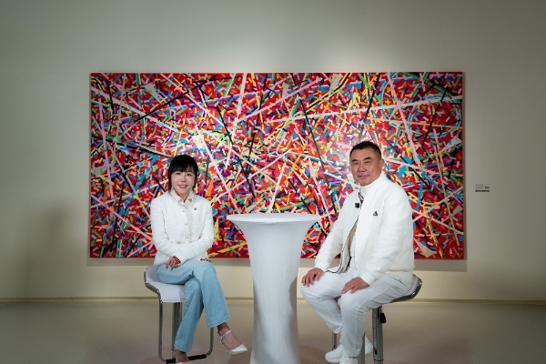 在花彩中爆破，于美术馆内生长：赫本西施与艺术家古原跨界艺术秀启幕 