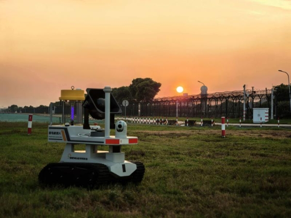 智能驱鸟机器人上线，护航机场安全 