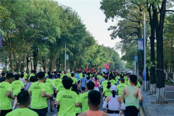 奖牌亮相，有惊喜！破9吃鸡！2025新兴半马新闻发布会揭晓最“香”赛事亮点 