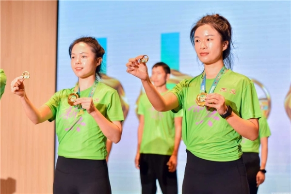 奖牌亮相，有惊喜！破9吃鸡！2025新兴半马新闻发布会揭晓最“香”赛事亮点 