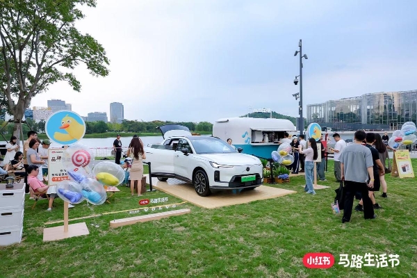 小红书「马路生活节」爆火出圈：一场让品牌回归人群的City Walk狂欢 