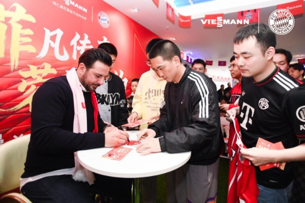 “菲凡传奇，蓉耀相约” 拜仁传奇球星空降成都，菲斯曼携足球热潮暖动蓉城 