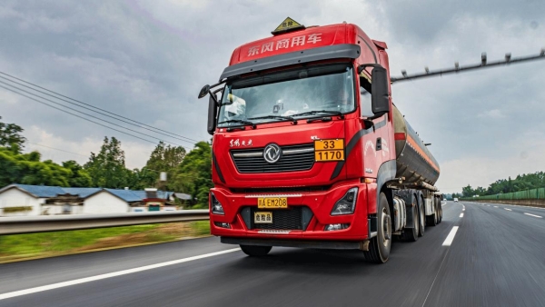30余载与卡车为伴，东风龙擎是他运酒路上“最强芯” 