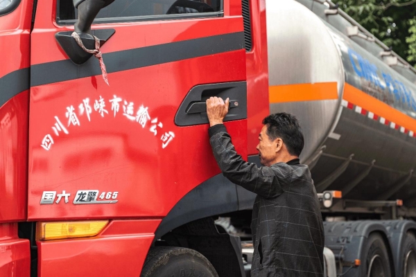 30余载与卡车为伴，东风龙擎是他运酒路上“最强芯” 