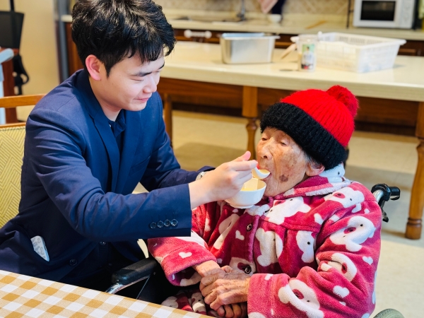 百岁“唐老师”的六年新生：在椿萱茂，她找到了安放身心的家 