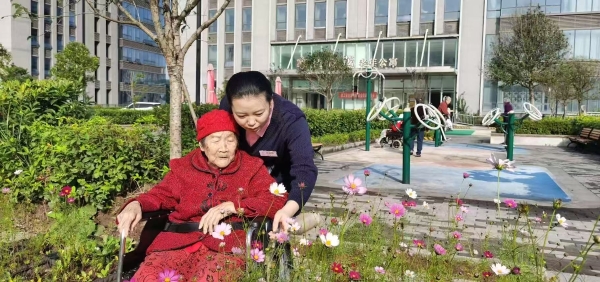 百岁“唐老师”的六年新生：在椿萱茂，她找到了安放身心的家 