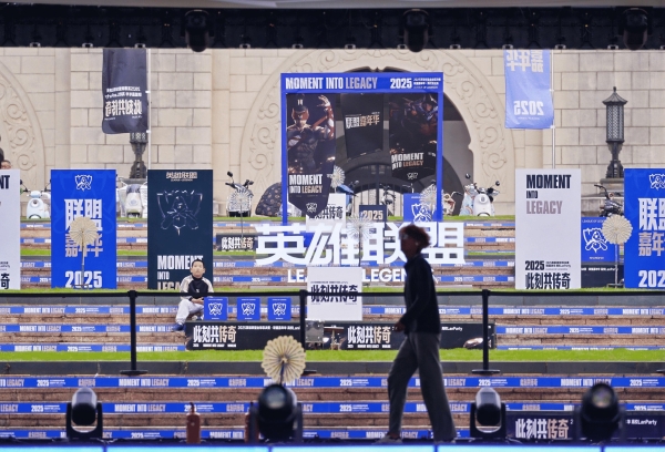 雷鸟显示器亮相英雄联盟嘉年华，传奇选手Ming率队开启海克斯大乱斗 