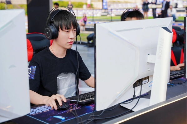 雷鸟显示器亮相英雄联盟嘉年华，传奇选手Ming率队开启海克斯大乱斗 