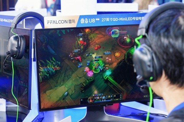 雷鸟显示器亮相英雄联盟嘉年华，传奇选手Ming率队开启海克斯大乱斗 