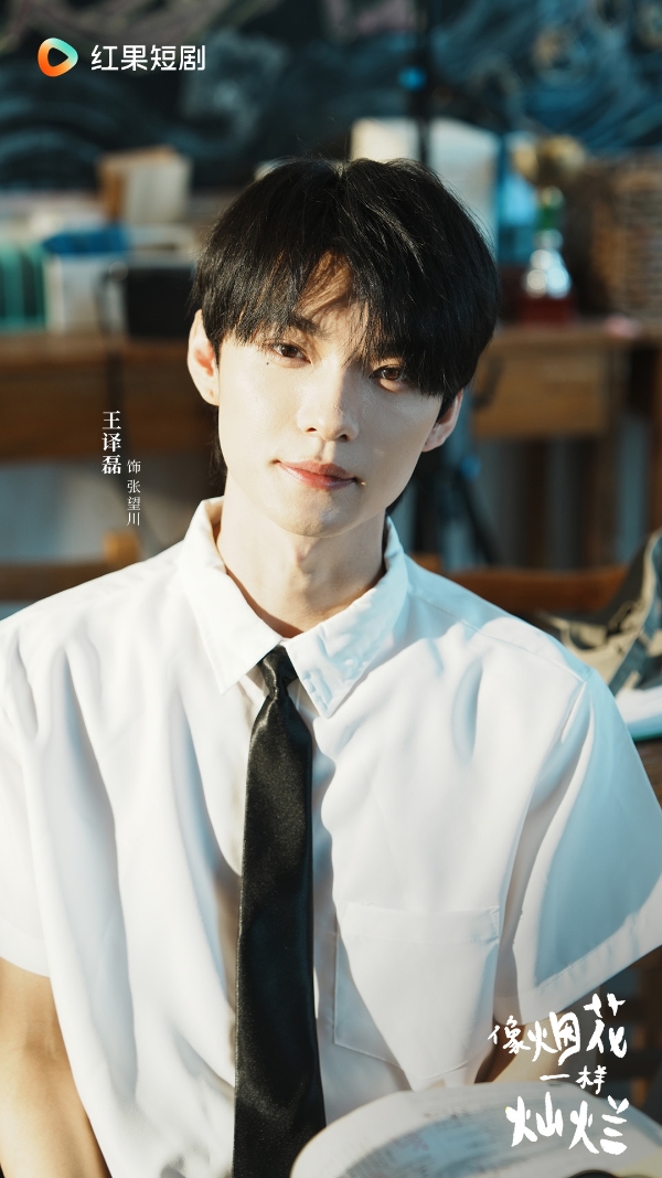 《像烟花一样灿烂》：叛逆女儿穿越遇亲妈，携手“烟花小队”重启青春 