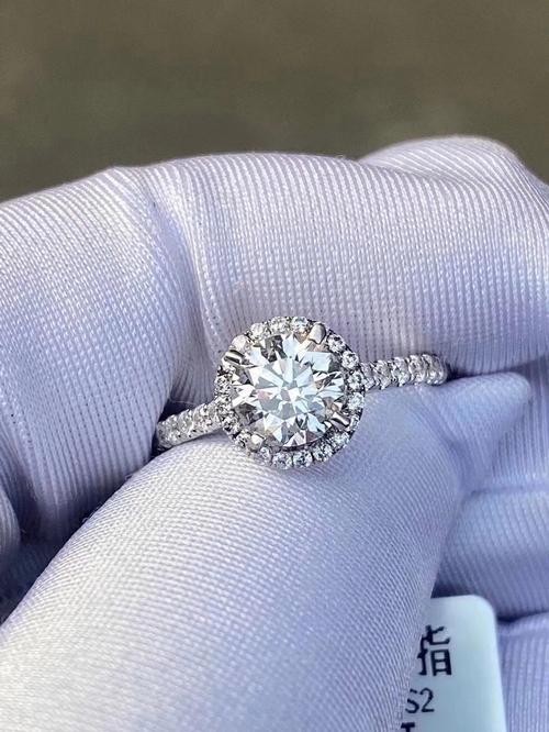 职场第一颗、月度纪念走红，小钻让天然钻石消费随时可及 