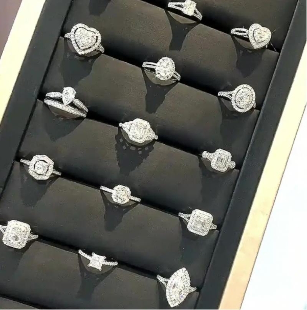 职场第一颗、月度纪念走红，小钻让天然钻石消费随时可及 