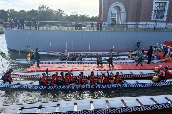 首届南通紫琅湖水上运动节举办，康悦到家队参与龙舟赛事 