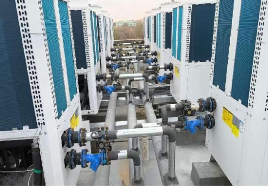 当一座城市被冰雪点亮，谁在守护它的温度？ 