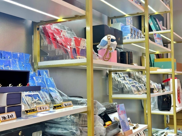 东航文创旗舰店开业 扫码登录即可购买精美航空文创 