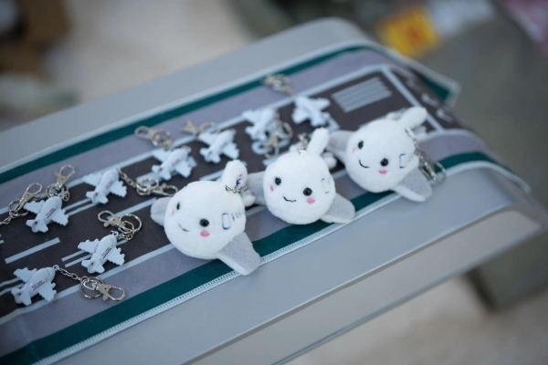 东航文创旗舰店开业 扫码登录即可购买精美航空文创 